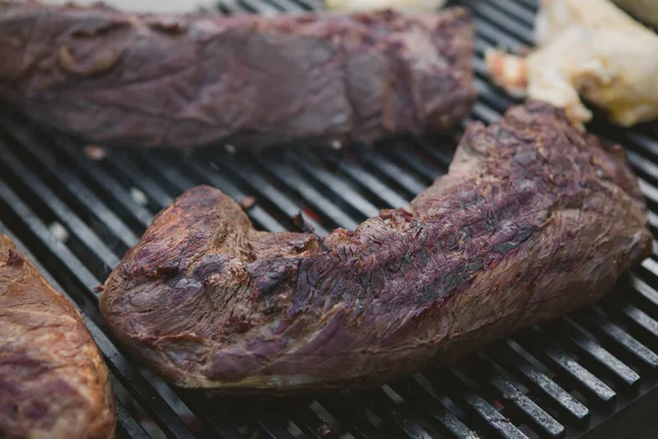 Carne al barbecue. DOF poco profondo . — Foto Stock