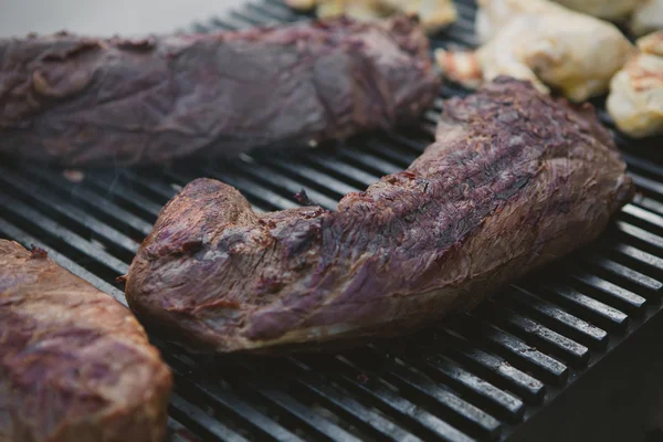 Mięso na Bbq. płytkich Dof. — Zdjęcie stockowe