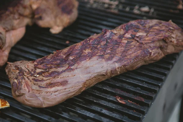 Viande sur barbecue. DOF peu profond . — Photo