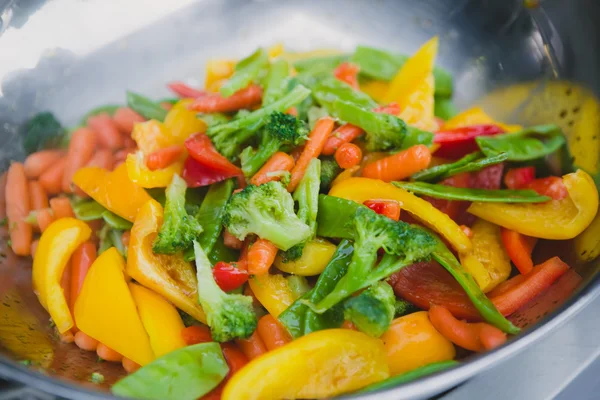 Mexer legumes fritos como um fundo . — Fotografia de Stock