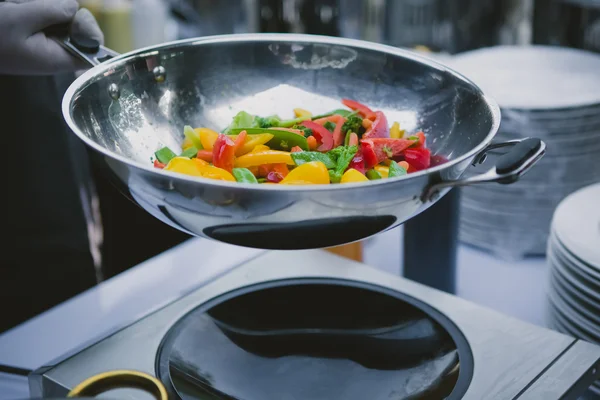 Приготування овочів на сковороді — стокове фото