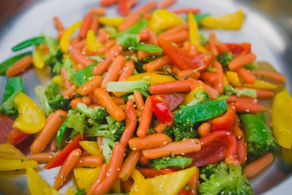 Mexer legumes fritos como um fundo — Fotografia de Stock