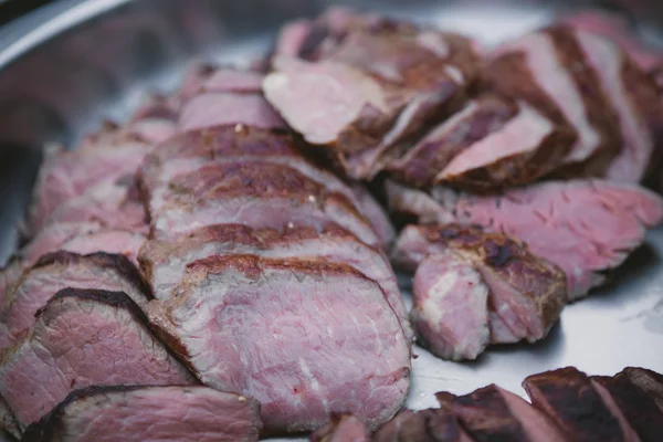 Carne al barbecue. DOF poco profondo . — Foto Stock