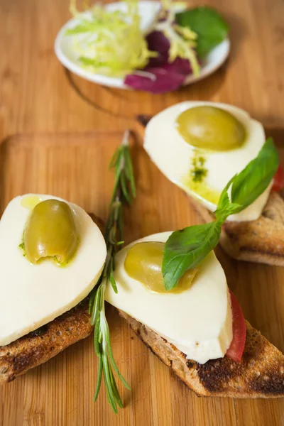 Bruschetta con pomodoro, mozarella e olive — Foto Stock