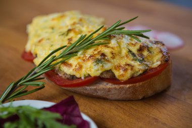 Yumurtalı jambon peynir ve salata
