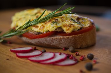 Yumurtalı jambon peynir ve salata
