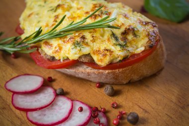 Yumurtalı jambon peynir ve salata