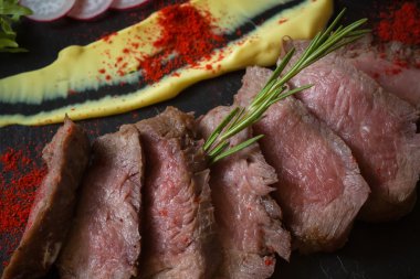 Orta nadir pişmiş sığır eti kızartma