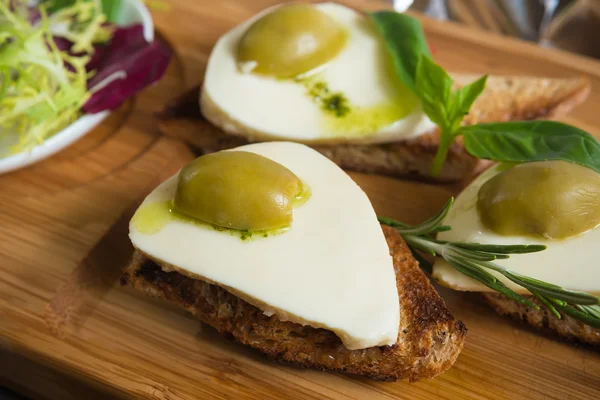 Bruschetta con pomodoro, mozarella e olive — Foto Stock