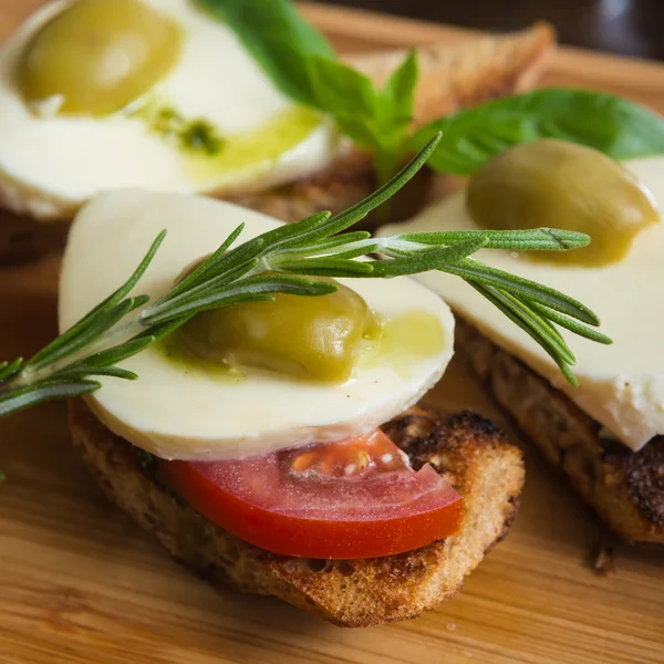 Bruschetta con pomodoro, mozarella e olive — Foto Stock