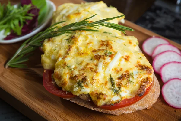 Tostadas francesas de jamón y ensalada — Foto de Stock