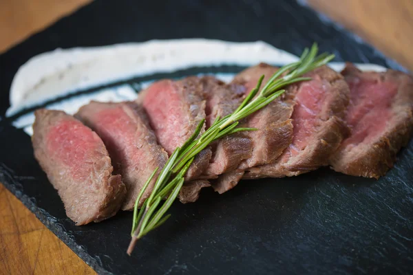 ミディアムレアの調理された牛肉のロースト — ストック写真