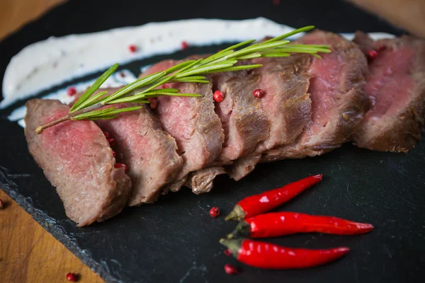 Asado de carne de res cocinado medio raro — Foto de Stock