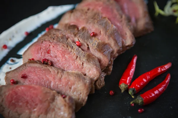 Middelgrote zeldzame gekookte rundvlees Roast — Stockfoto