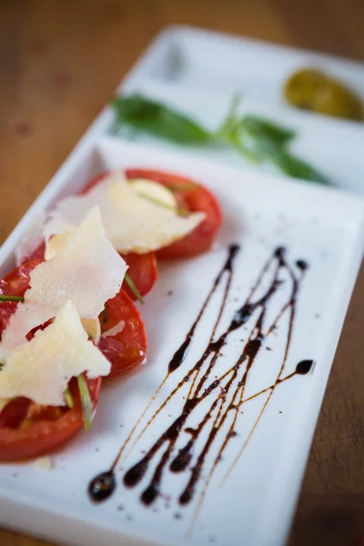 Taze domates, fesleğen, sarımsak ve parmesan peyniri — Stok fotoğraf