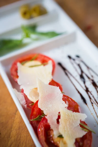Taze domates, fesleğen, sarımsak ve parmesan peyniri — Stok fotoğraf