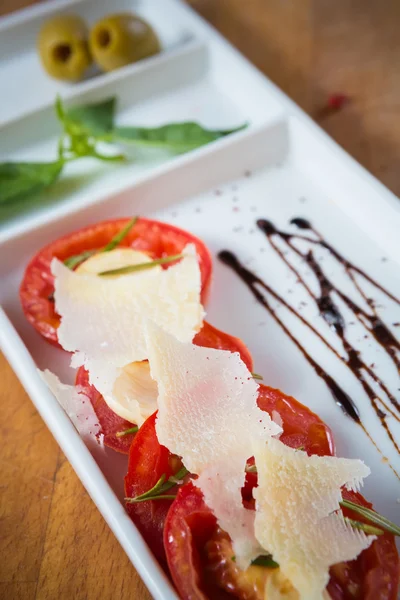 Frische Tomaten, Basilikum, Knoblauch und Parmesan — Stockfoto