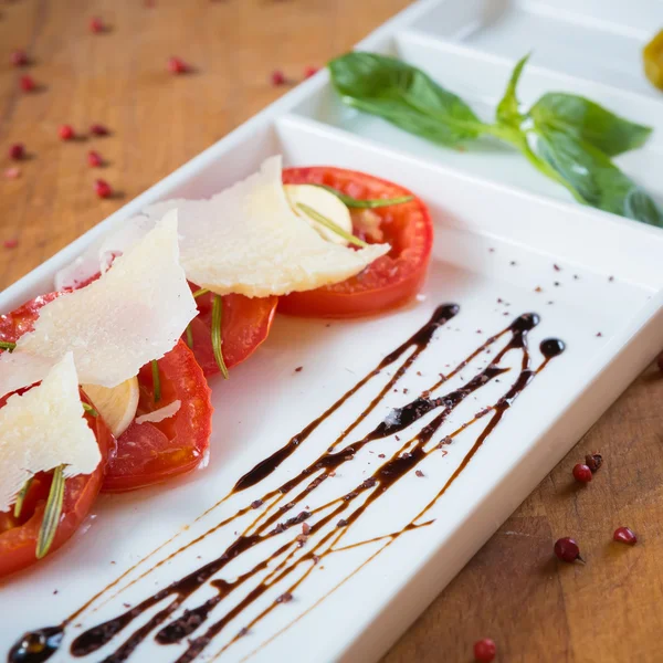 Tomates frescos, albahaca, ajo y queso parmesano — Foto de Stock
