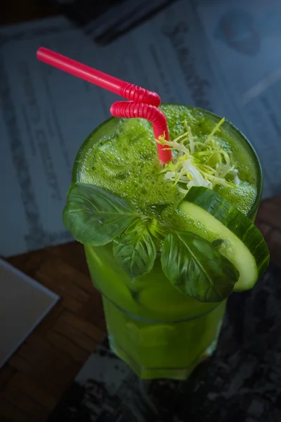 Cocktail verde tropical com limão e hortelã fresca — Fotografia de Stock