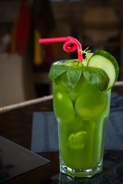 Tropikal yeşil limon ve taze nane ile kokteyl — Stok fotoğraf
