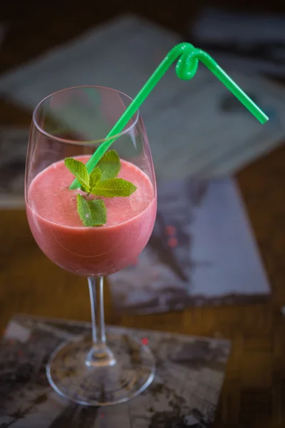 Vruchten met aardbeien en banaan shake — Stockfoto