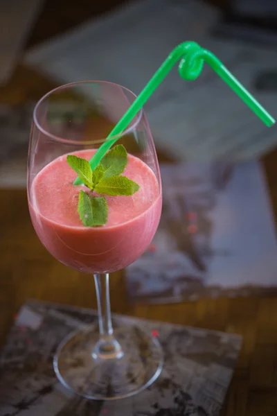 Vruchten met aardbeien en banaan shake — Stockfoto