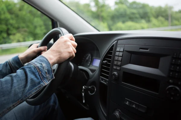 Mão de homem dirigindo um carro — Fotografia de Stock