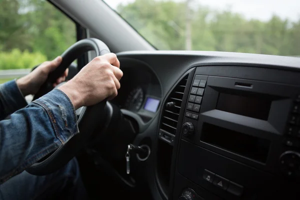 Hand eines Mannes am Steuer eines Autos — Stockfoto