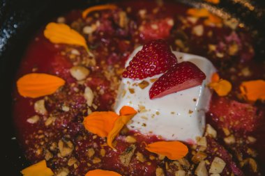 Çilekli panna cotta