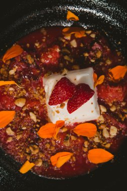 Çilekli panna cotta