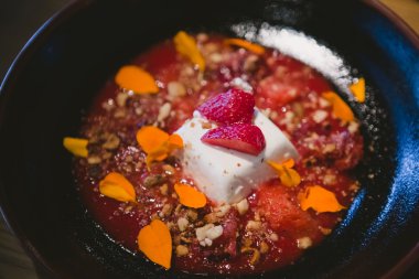 Çilekli panna cotta