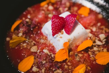 Çilekli panna cotta