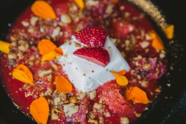 Çilekli panna cotta