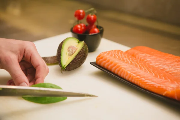 Cortar o salmão com uma faca — Fotografia de Stock