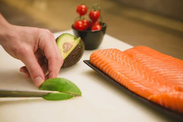 Cortar el salmón con un cuchillo — Foto de Stock