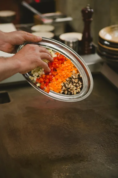 Шеф-кухар готує рис з овочами та креветками — стокове фото