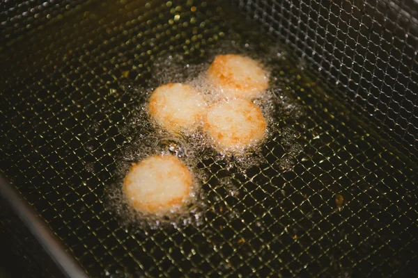 Lo chef sta cucinando antipasto con capesante di mare a — Foto Stock