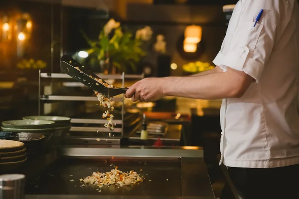 Chef-kok koken van rijst met groenten en garnalen — Stockfoto