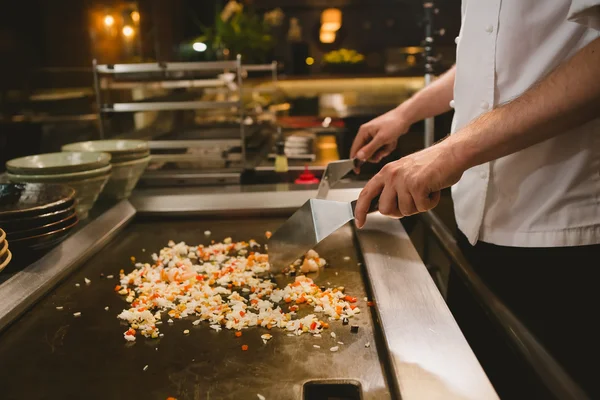 シェフは野菜とエビでご飯を炊く — ストック写真