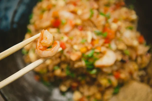Reis mit Gemüse, Ei und Garnelen — Stockfoto
