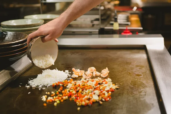 Kuchař vaření rýže s krevetami a zeleninou — Stock fotografie