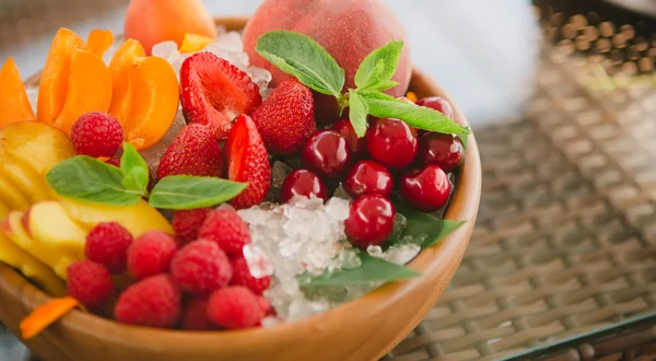 Frutas frescas com gelo . — Fotografia de Stock