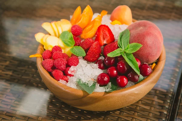 Färsk frukt med is. — Stockfoto