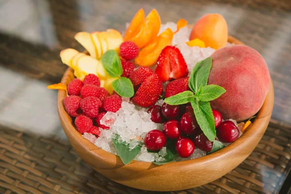 Frutas frescas com gelo . — Fotografia de Stock