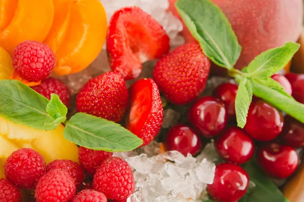Fresh fruit with ice. — Stock Photo, Image