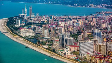 Karadeniz kıyısındaki şehrin havadan görünüşü, Batumi, Georgia.