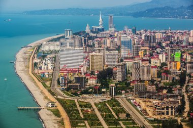 Karadeniz kıyısındaki şehrin havadan görünüşü, Batumi, Georgia.