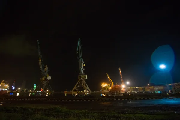 Nave industrial en el puerto de Batumi al atardecer. Georgia —  Fotos de Stock