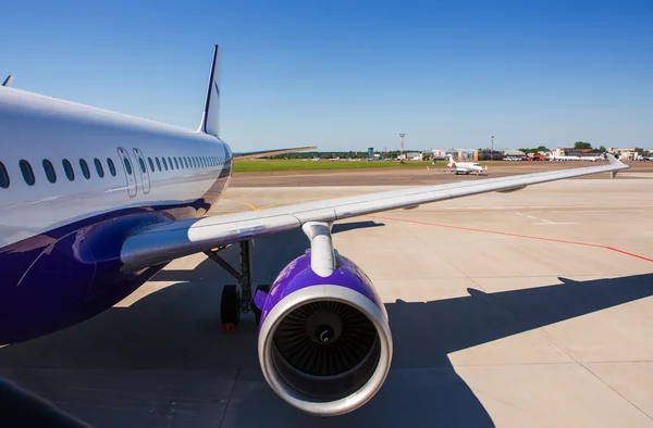 Airplane at terminal gate preparing the takeoff. — Stock Photo, Image