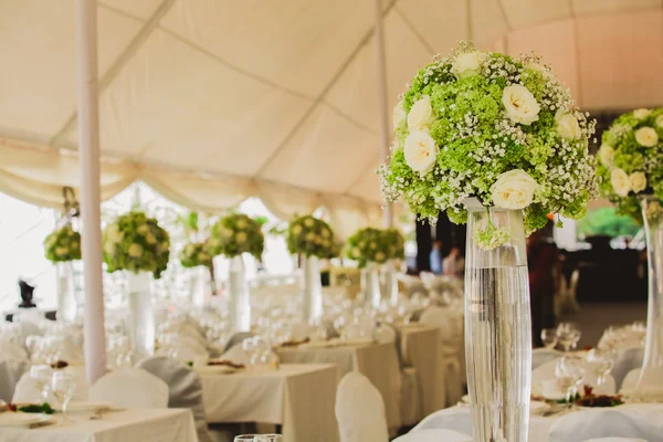 Boda establecido en el jardín dentro de la playa — Foto de Stock